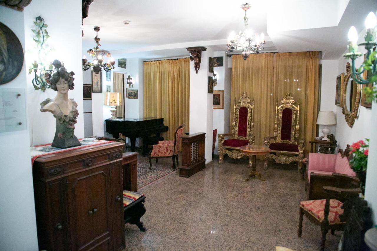Hotel La Riva Giardini Naxos Exterior foto