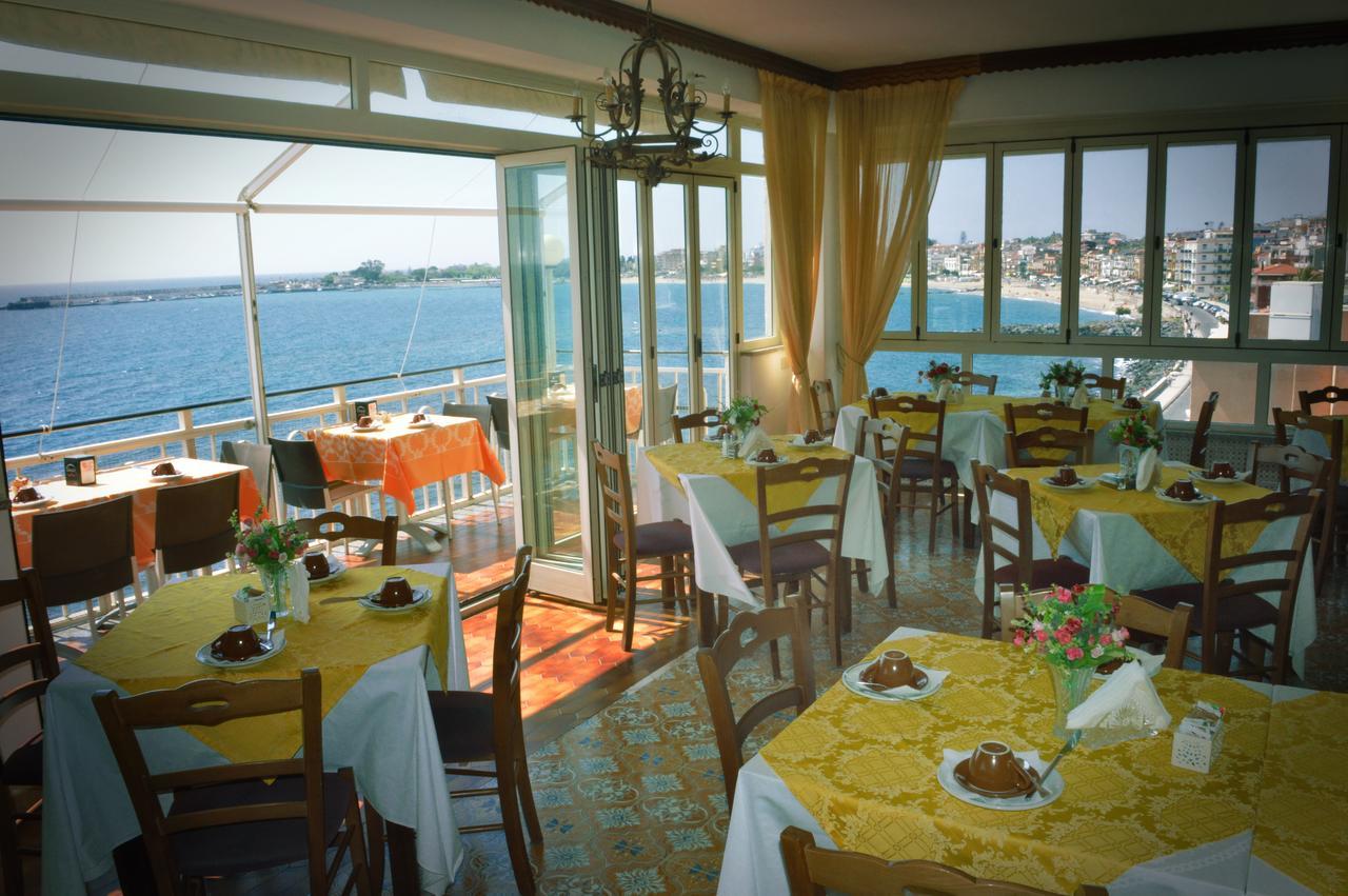 Hotel La Riva Giardini Naxos Exterior foto